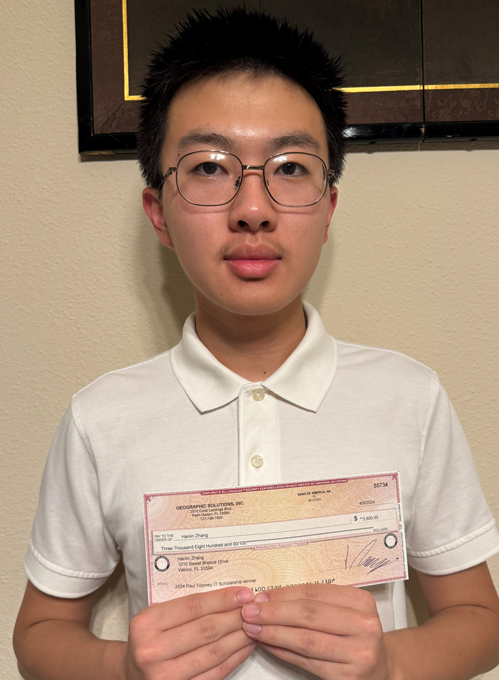 Hanlin Zhang holding IT Scholarship Award check